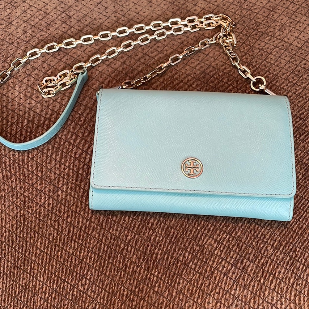 Tory Burch Wallet on chain. Mint color. Great condition. See all photos.